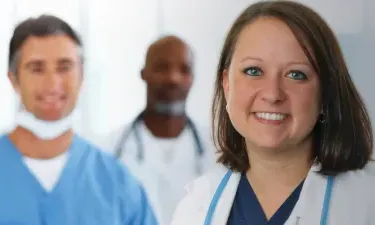 在线 MSN Master's Degree Graduate Smiling with Hospital Staff